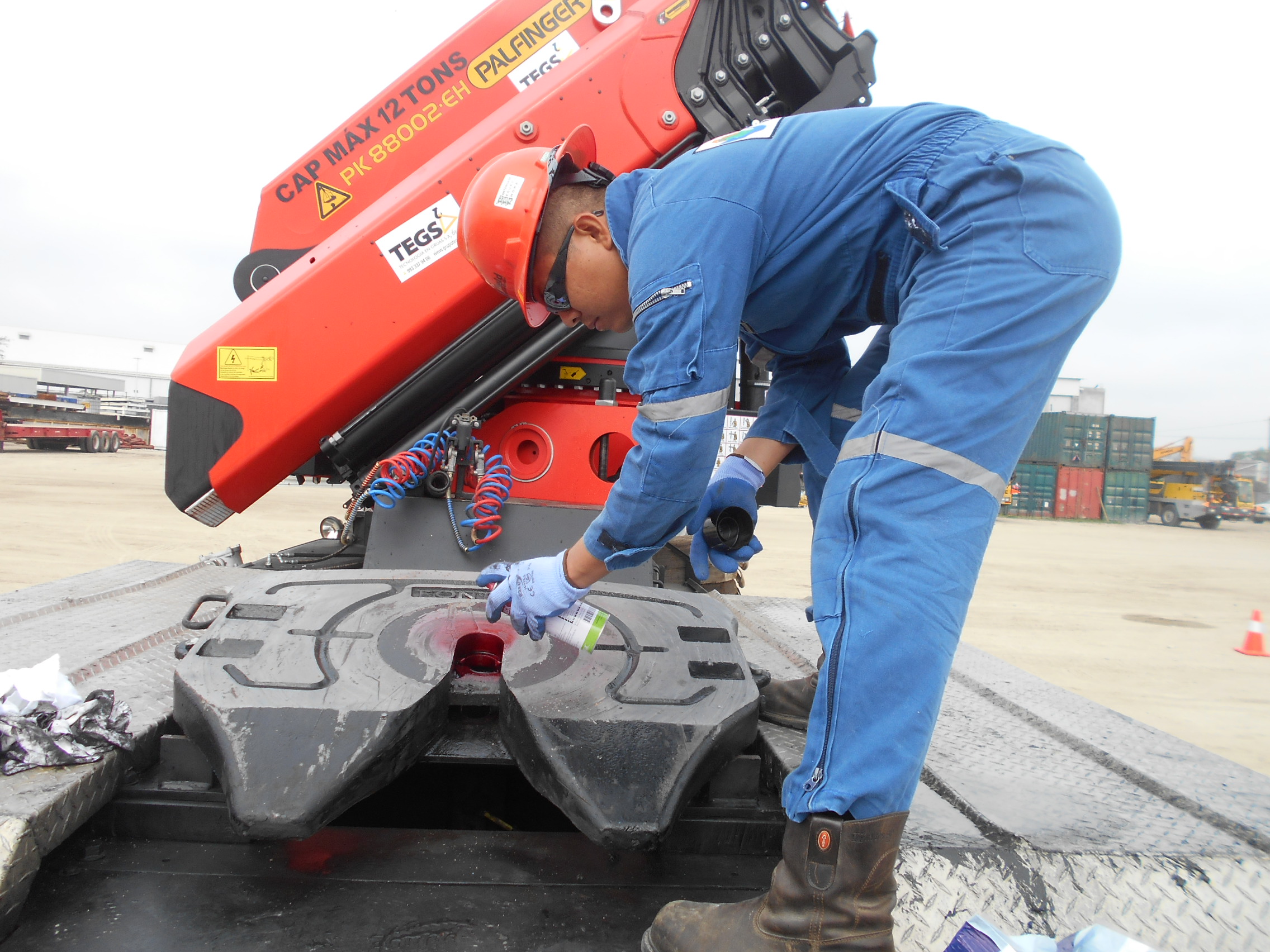 Inspección de brazo articulado Palfinger sobre plataforma